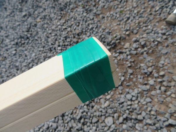 1時間で作れる竹馬のつくり方　足板の片側をビニールテープで固定