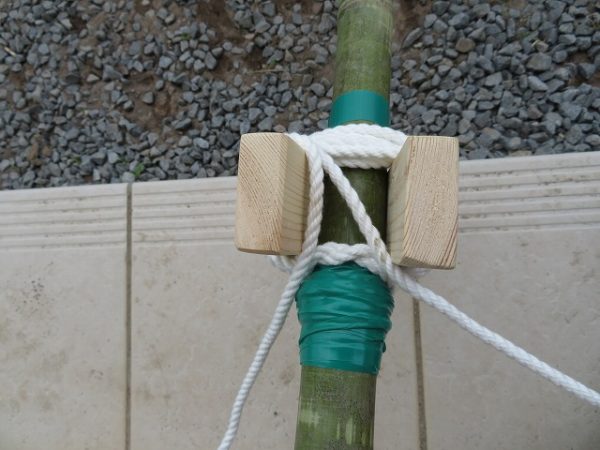 竹馬　足板をロープで固定する